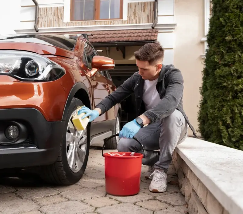 Lavage auto à domicile Frontenay-Rohan-Rohan : professionnel intervenant sur un véhicule